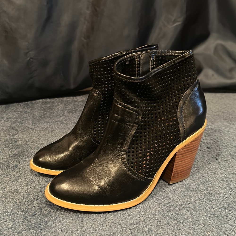 Sakes Fifth Avenue GRAY three inch heeled bootie in size 8